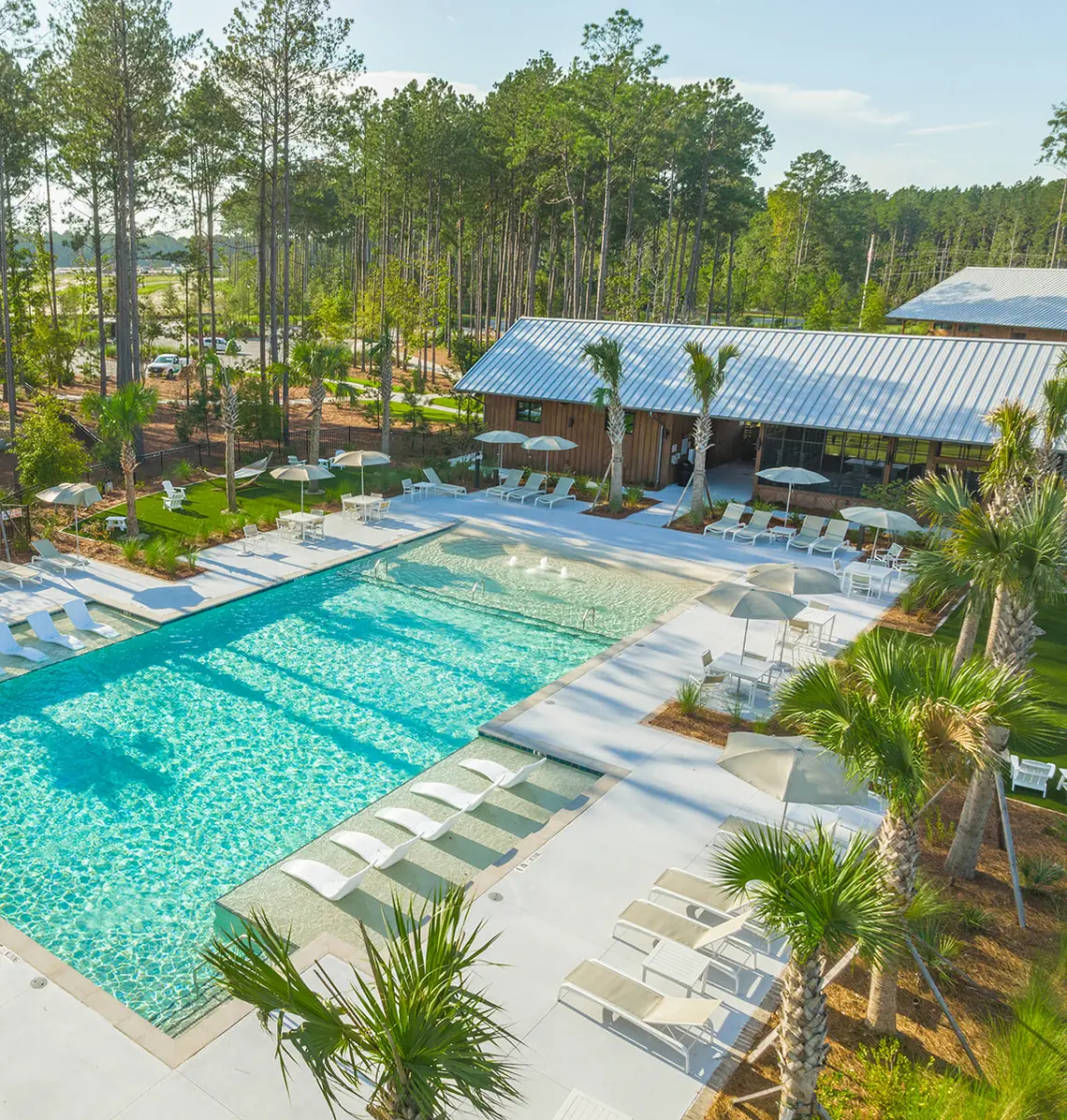 The Outfitters: la piscina de la comunidad entre pinos y palmeras