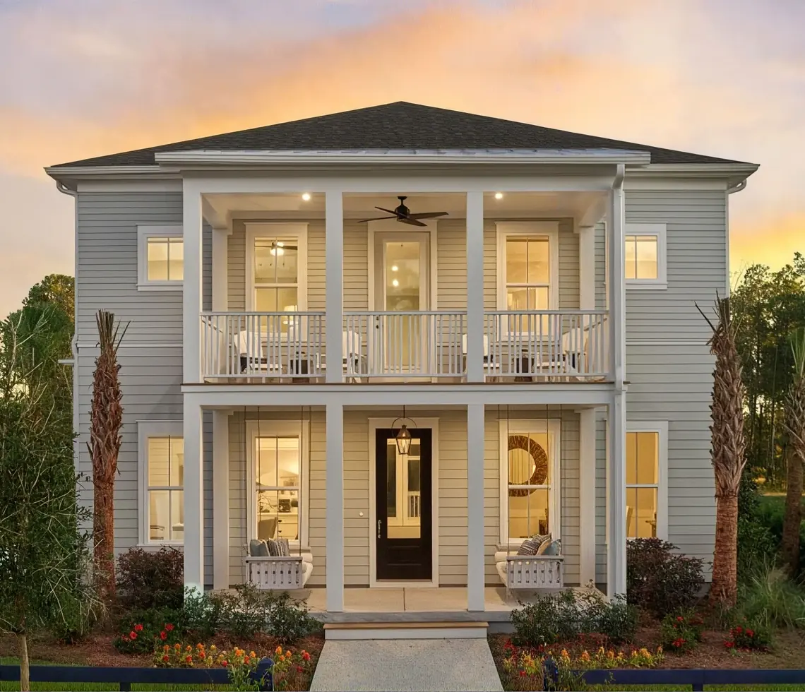 Casa de dos plantas con porche al atardecer en Heartwood