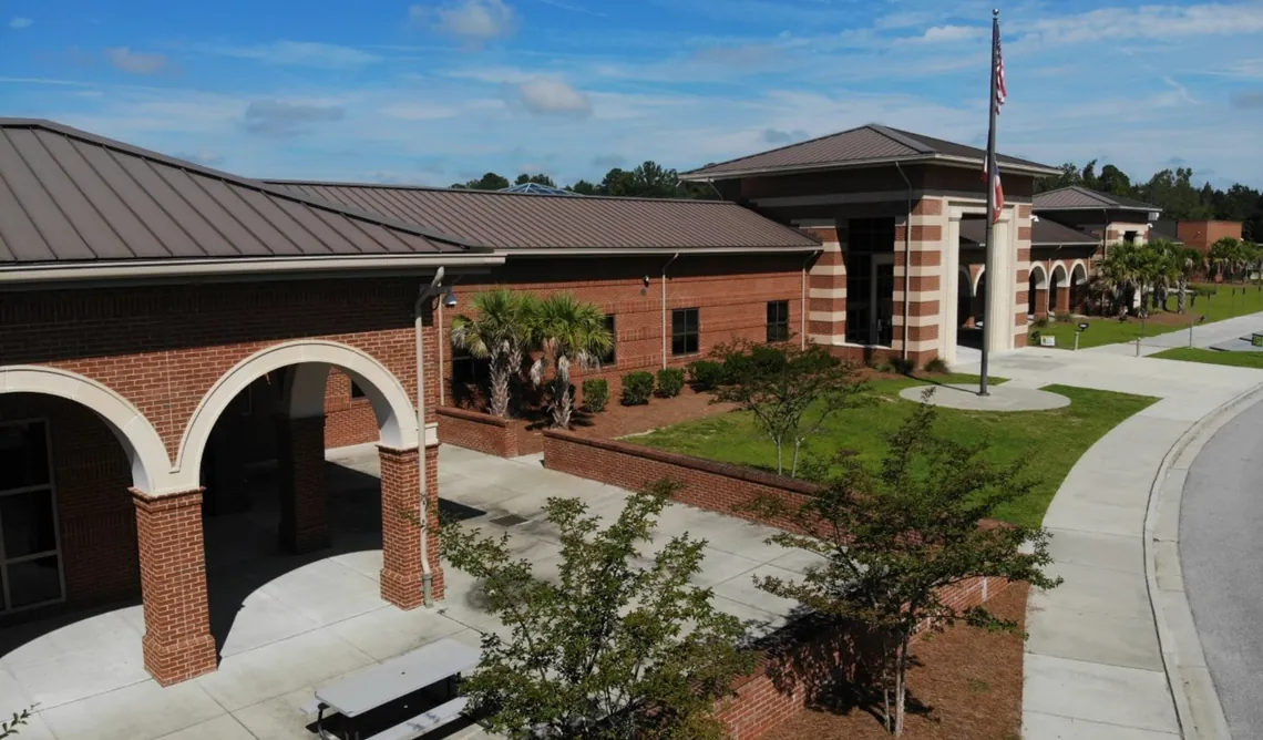 Fachada de ladrillo del Richmond Hill Middle School