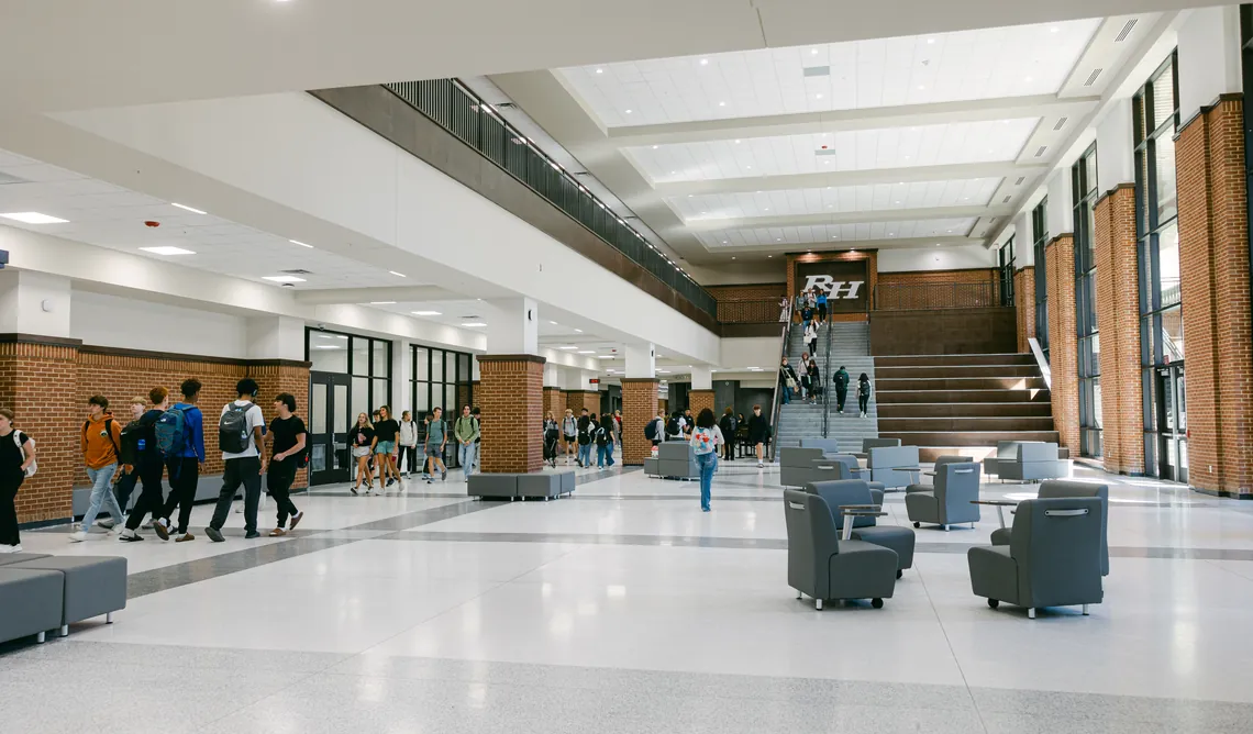 Atrio del Richmond Hill High School
