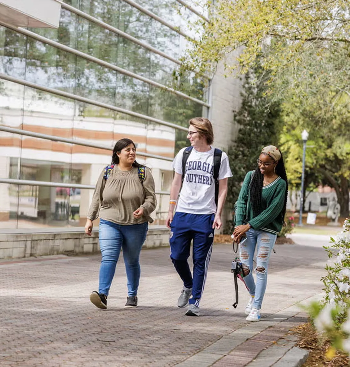 Estudiantes paseando por el campus de Georgia Southern